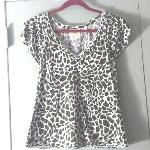 Mauve Anthropolgie Army Green White Flutter Sleeve V neck Top Sz M